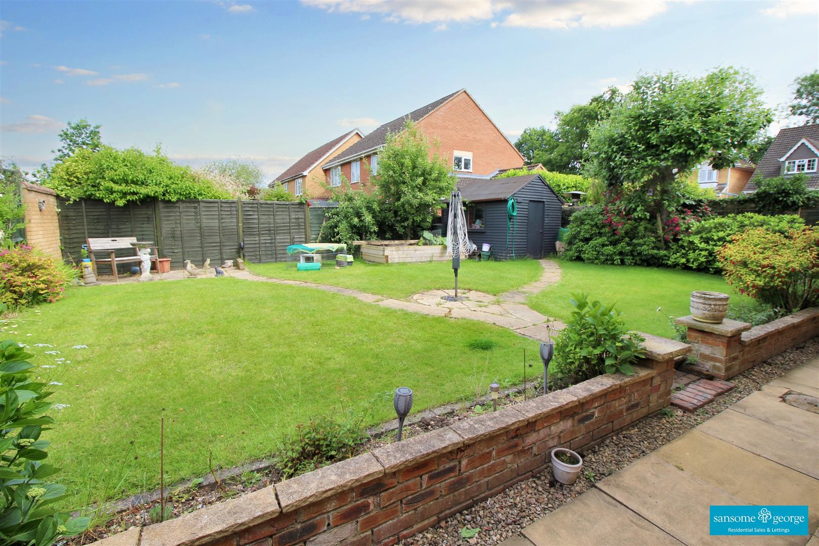 4 bed property in Vicarage Wood Way, Tilehurst